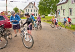03-cz595-group-preparing-to-ride