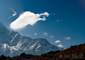 NPL-58803--Cloud-near-Thamserku--Pan-(3)