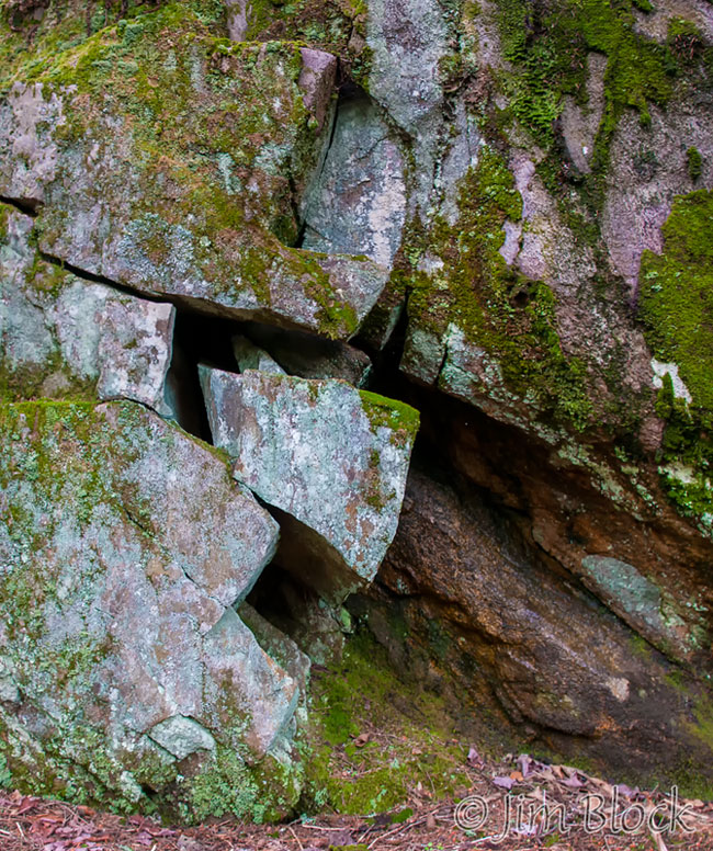 DR542-Cracked-Rocks-along-SRKG-9---Pan-(4)