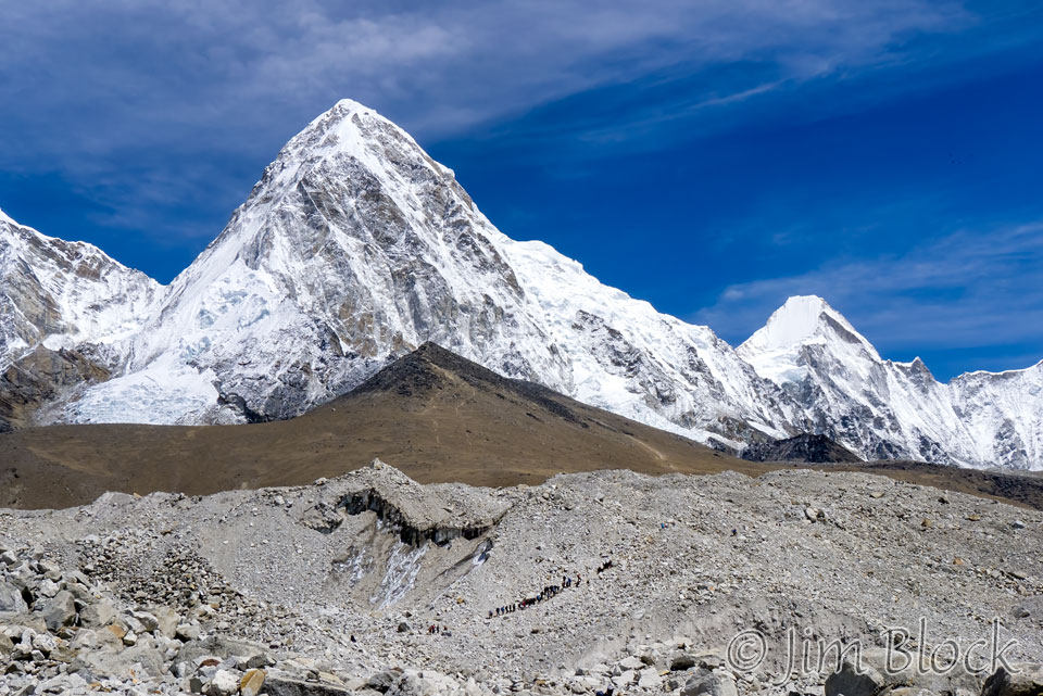 NPL-57285-Trekkers,-Kala-Patthar,-and-Pumori