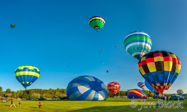 EI114--Kids-playing-under-balloons----Pan-(4)